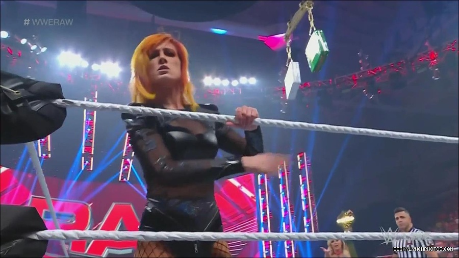 WWE_Monday_Night_Raw_2022_06_06_720p_HDTV_x264-NWCHD_mp4_001606538.jpg