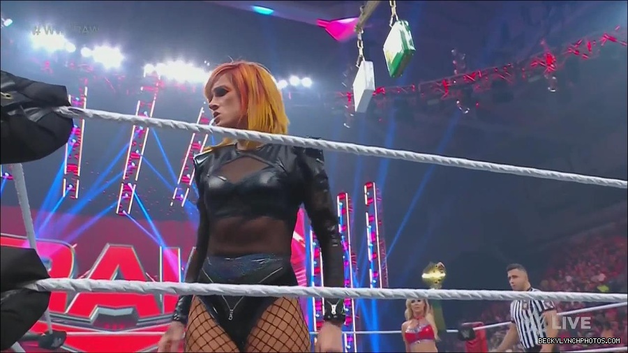 WWE_Monday_Night_Raw_2022_06_06_720p_HDTV_x264-NWCHD_mp4_001607339.jpg