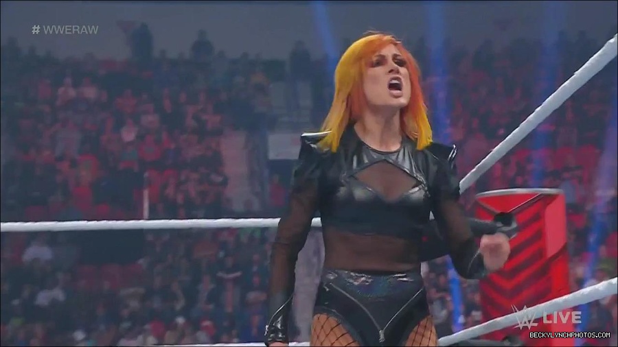 WWE_Monday_Night_Raw_2022_06_06_720p_HDTV_x264-NWCHD_mp4_001608940.jpg
