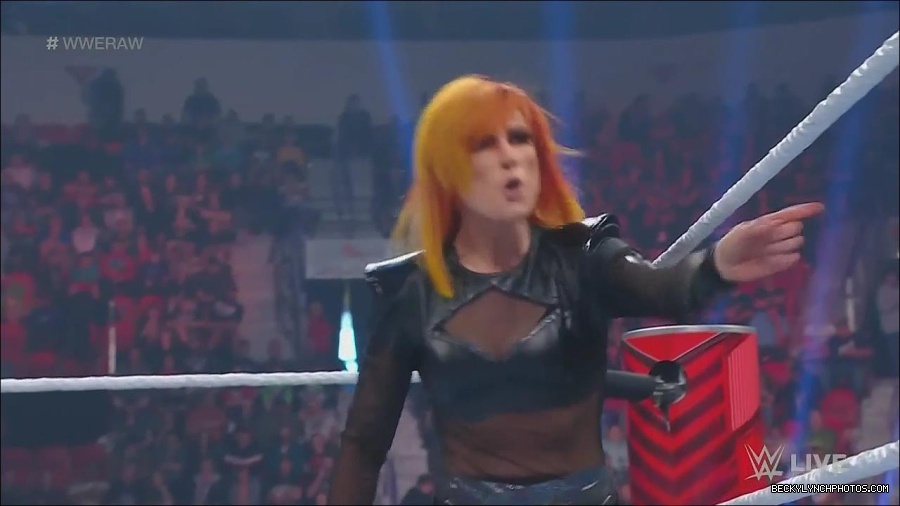 WWE_Monday_Night_Raw_2022_06_06_720p_HDTV_x264-NWCHD_mp4_001609341.jpg