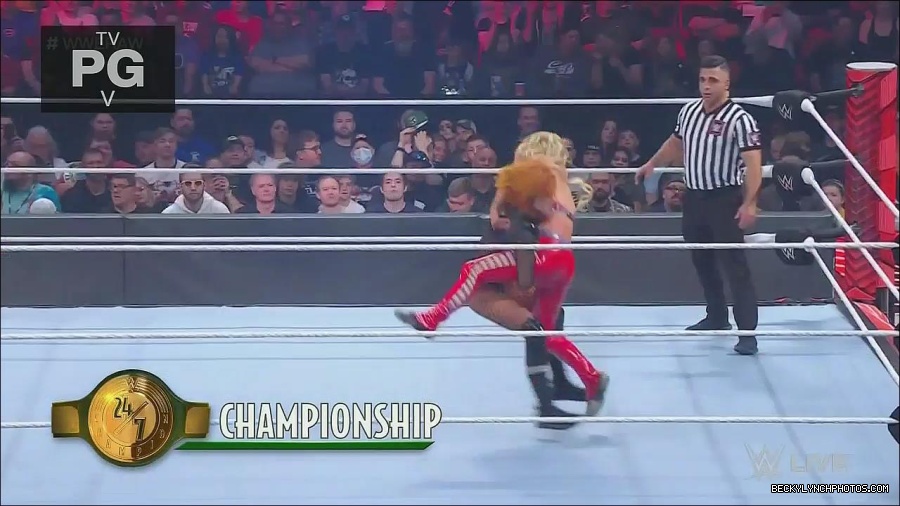 WWE_Monday_Night_Raw_2022_06_06_720p_HDTV_x264-NWCHD_mp4_001621353.jpg