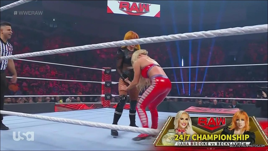 WWE_Monday_Night_Raw_2022_06_06_720p_HDTV_x264-NWCHD_mp4_001631363.jpg