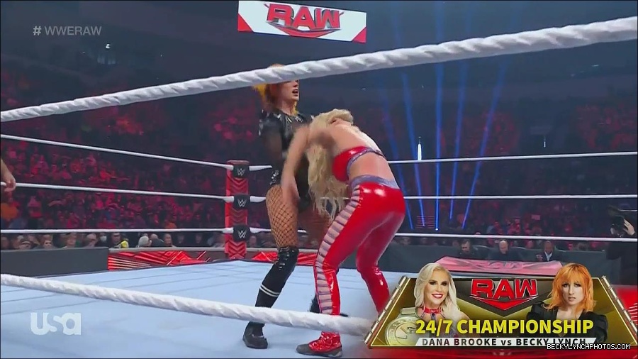 WWE_Monday_Night_Raw_2022_06_06_720p_HDTV_x264-NWCHD_mp4_001631763.jpg