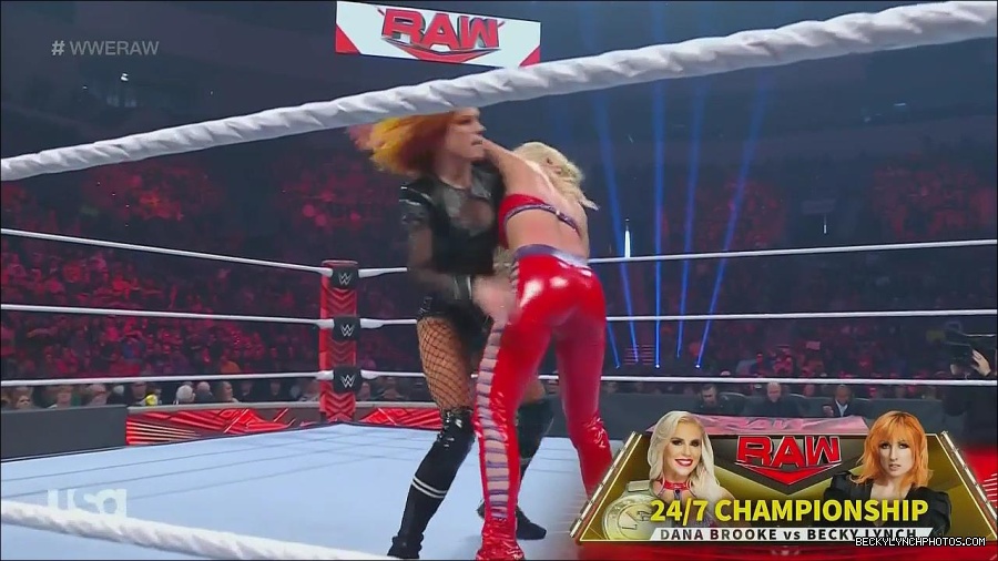 WWE_Monday_Night_Raw_2022_06_06_720p_HDTV_x264-NWCHD_mp4_001632164.jpg