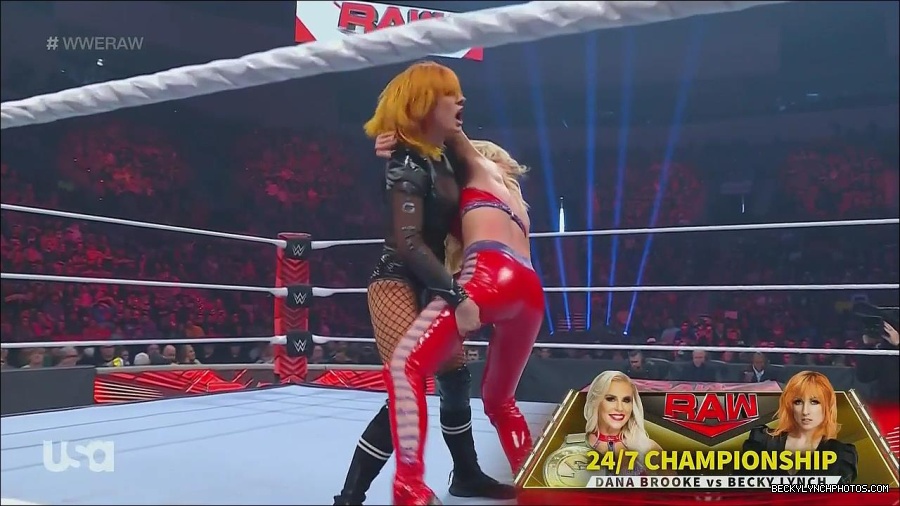 WWE_Monday_Night_Raw_2022_06_06_720p_HDTV_x264-NWCHD_mp4_001632564.jpg