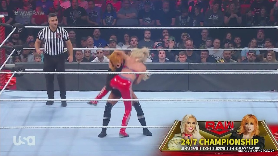 WWE_Monday_Night_Raw_2022_06_06_720p_HDTV_x264-NWCHD_mp4_001633765.jpg