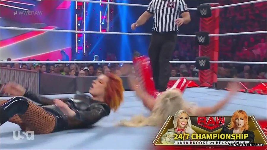WWE_Monday_Night_Raw_2022_06_06_720p_HDTV_x264-NWCHD_mp4_001634566.jpg