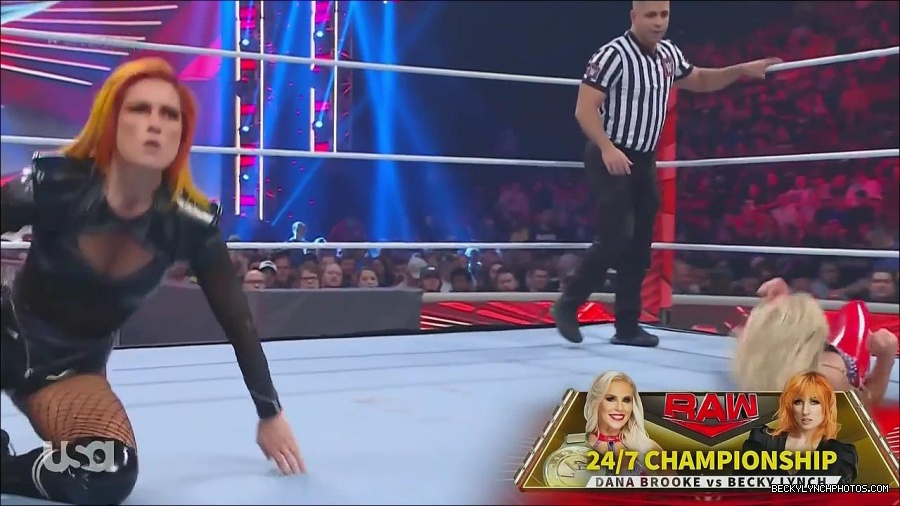 WWE_Monday_Night_Raw_2022_06_06_720p_HDTV_x264-NWCHD_mp4_001635367.jpg