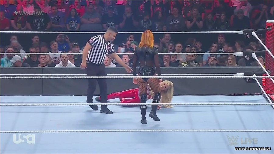 WWE_Monday_Night_Raw_2022_06_06_720p_HDTV_x264-NWCHD_mp4_001638570.jpg