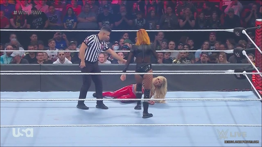 WWE_Monday_Night_Raw_2022_06_06_720p_HDTV_x264-NWCHD_mp4_001638971.jpg