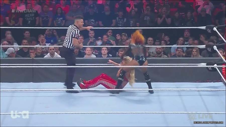 WWE_Monday_Night_Raw_2022_06_06_720p_HDTV_x264-NWCHD_mp4_001640572.jpg