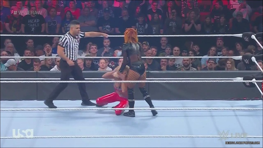 WWE_Monday_Night_Raw_2022_06_06_720p_HDTV_x264-NWCHD_mp4_001641373.jpg