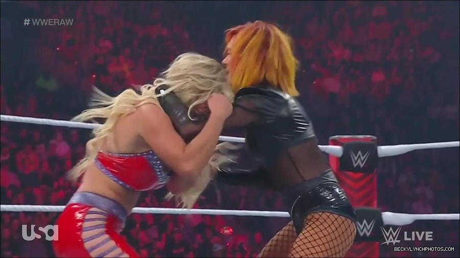 WWE_Monday_Night_Raw_2022_06_06_720p_HDTV_x264-NWCHD_mp4_001642574.jpg