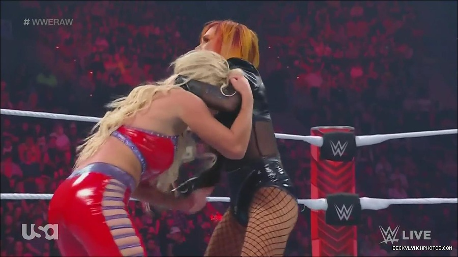 WWE_Monday_Night_Raw_2022_06_06_720p_HDTV_x264-NWCHD_mp4_001642975.jpg