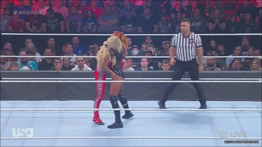 WWE_Monday_Night_Raw_2022_06_06_720p_HDTV_x264-NWCHD_mp4_001644576.jpg