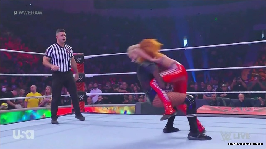 WWE_Monday_Night_Raw_2022_06_06_720p_HDTV_x264-NWCHD_mp4_001668600.jpg