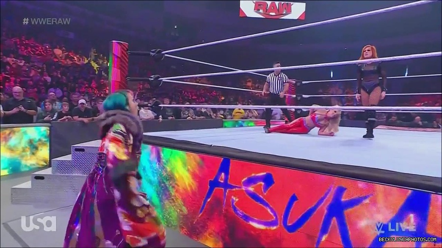 WWE_Monday_Night_Raw_2022_06_06_720p_HDTV_x264-NWCHD_mp4_001672204.jpg