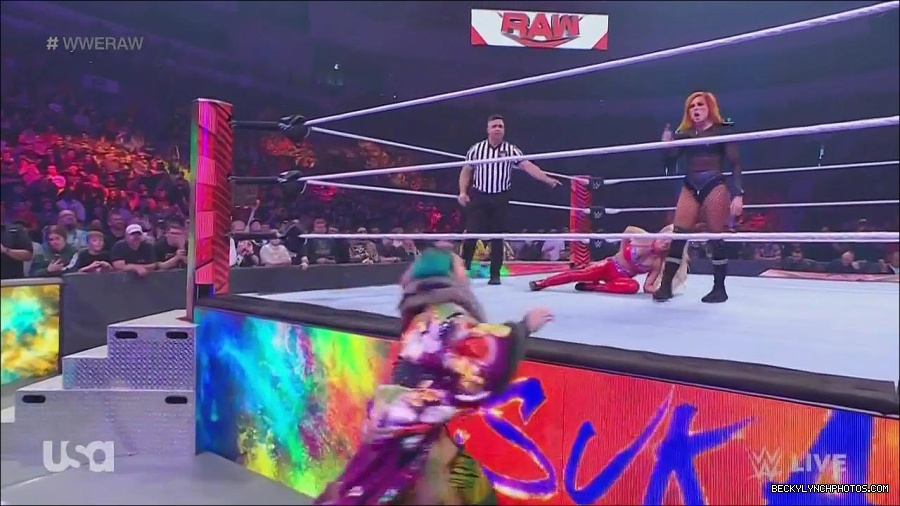 WWE_Monday_Night_Raw_2022_06_06_720p_HDTV_x264-NWCHD_mp4_001673005.jpg