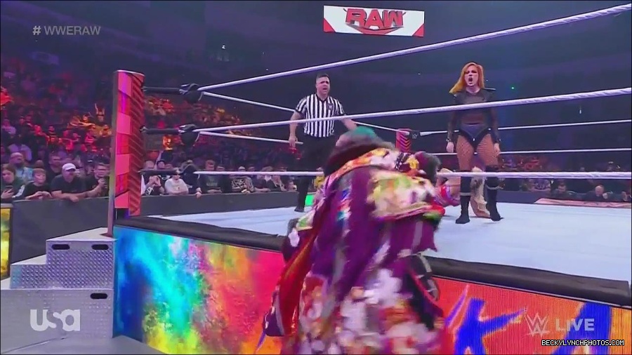 WWE_Monday_Night_Raw_2022_06_06_720p_HDTV_x264-NWCHD_mp4_001673405.jpg