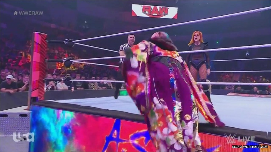 WWE_Monday_Night_Raw_2022_06_06_720p_HDTV_x264-NWCHD_mp4_001673805.jpg