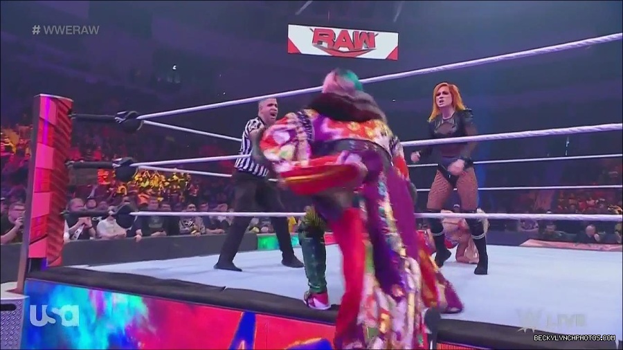 WWE_Monday_Night_Raw_2022_06_06_720p_HDTV_x264-NWCHD_mp4_001674206.jpg