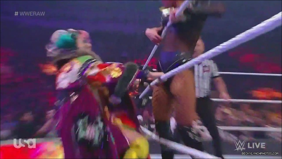 WWE_Monday_Night_Raw_2022_06_06_720p_HDTV_x264-NWCHD_mp4_001675407.jpg