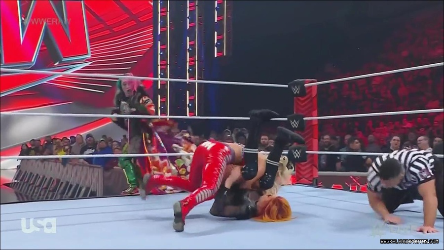 WWE_Monday_Night_Raw_2022_06_06_720p_HDTV_x264-NWCHD_mp4_001678210.jpg