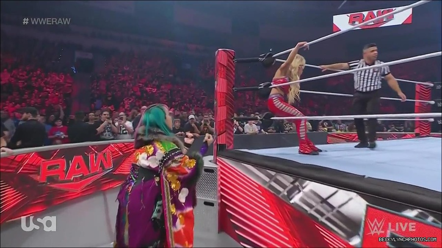 WWE_Monday_Night_Raw_2022_06_06_720p_HDTV_x264-NWCHD_mp4_001687819.jpg