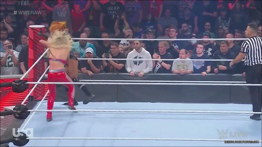 WWE_Monday_Night_Raw_2022_06_06_720p_HDTV_x264-NWCHD_mp4_001691823.jpg
