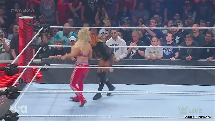 WWE_Monday_Night_Raw_2022_06_06_720p_HDTV_x264-NWCHD_mp4_001693825.jpg