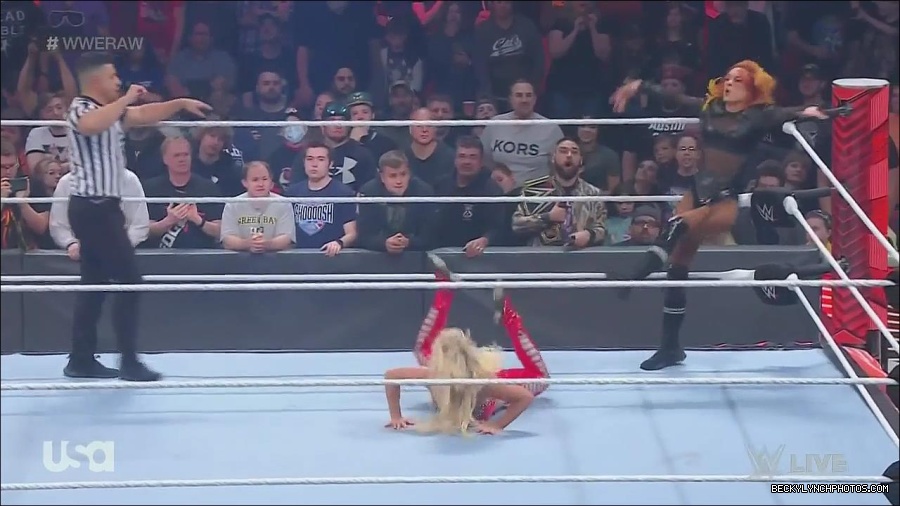 WWE_Monday_Night_Raw_2022_06_06_720p_HDTV_x264-NWCHD_mp4_001697429.jpg