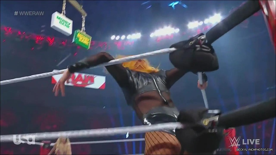 WWE_Monday_Night_Raw_2022_06_06_720p_HDTV_x264-NWCHD_mp4_001705037.jpg