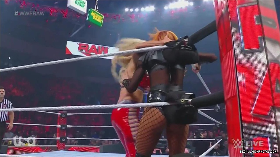 WWE_Monday_Night_Raw_2022_06_06_720p_HDTV_x264-NWCHD_mp4_001708240.jpg
