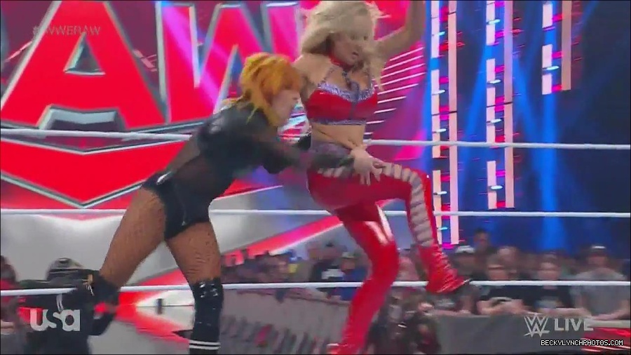 WWE_Monday_Night_Raw_2022_06_06_720p_HDTV_x264-NWCHD_mp4_001709441.jpg