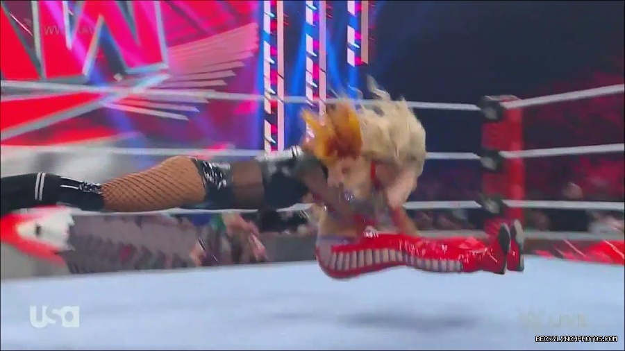 WWE_Monday_Night_Raw_2022_06_06_720p_HDTV_x264-NWCHD_mp4_001709841.jpg