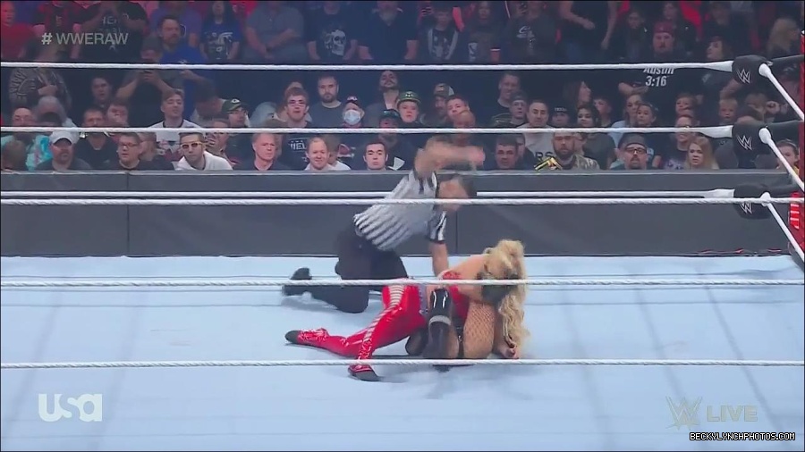 WWE_Monday_Night_Raw_2022_06_06_720p_HDTV_x264-NWCHD_mp4_001712244.jpg