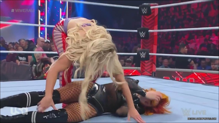 WWE_Monday_Night_Raw_2022_06_06_720p_HDTV_x264-NWCHD_mp4_001717449.jpg