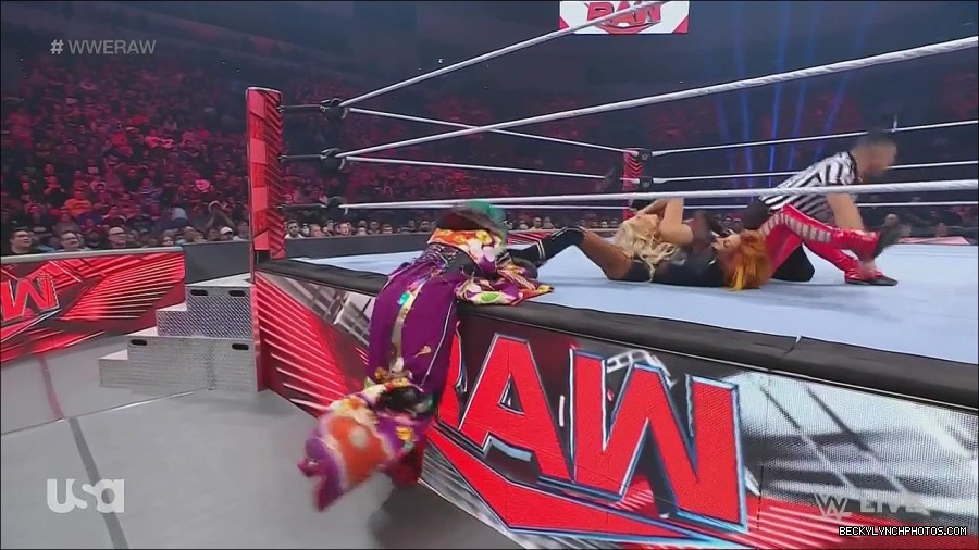 WWE_Monday_Night_Raw_2022_06_06_720p_HDTV_x264-NWCHD_mp4_001749081.jpg