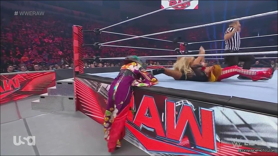 WWE_Monday_Night_Raw_2022_06_06_720p_HDTV_x264-NWCHD_mp4_001749481.jpg