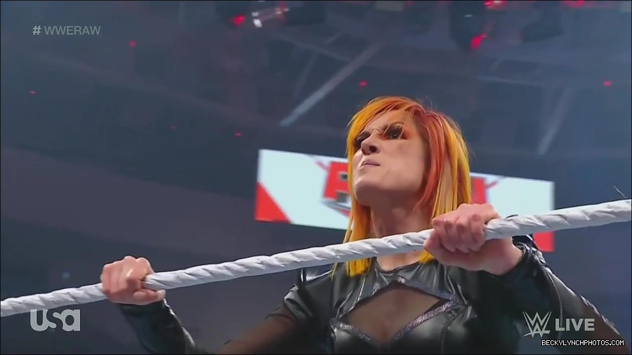WWE_Monday_Night_Raw_2022_06_06_720p_HDTV_x264-NWCHD_mp4_001773905.jpg