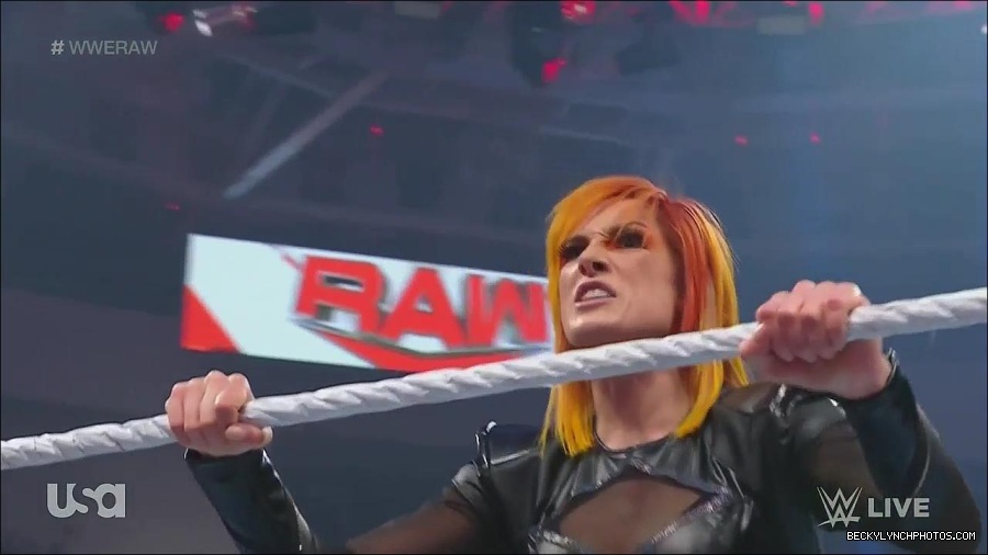 WWE_Monday_Night_Raw_2022_06_06_720p_HDTV_x264-NWCHD_mp4_001774306.jpg