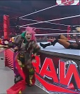 WWE_Monday_Night_Raw_2022_06_06_720p_HDTV_x264-NWCHD_mp4_001749881.jpg