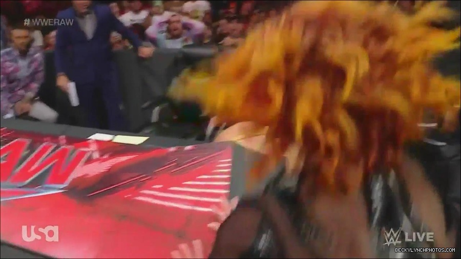 WWE_Monday_Night_Raw_2022_06_13_720p_HDTV_x264-NWCHD_mp4_002106506.jpg