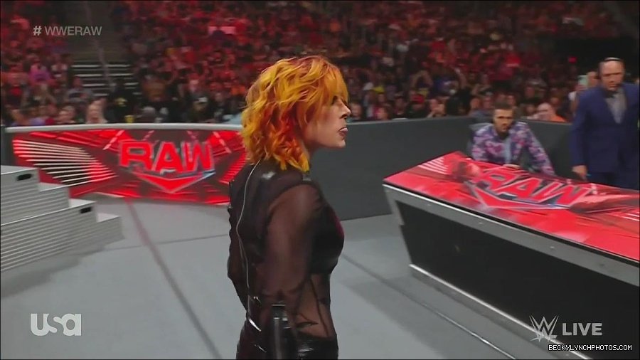 WWE_Monday_Night_Raw_2022_06_13_720p_HDTV_x264-NWCHD_mp4_002141341.jpg