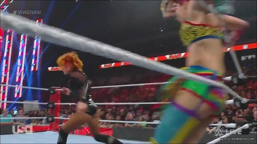 WWE_Monday_Night_Raw_2022_06_13_720p_HDTV_x264-NWCHD_mp4_002222622.jpg