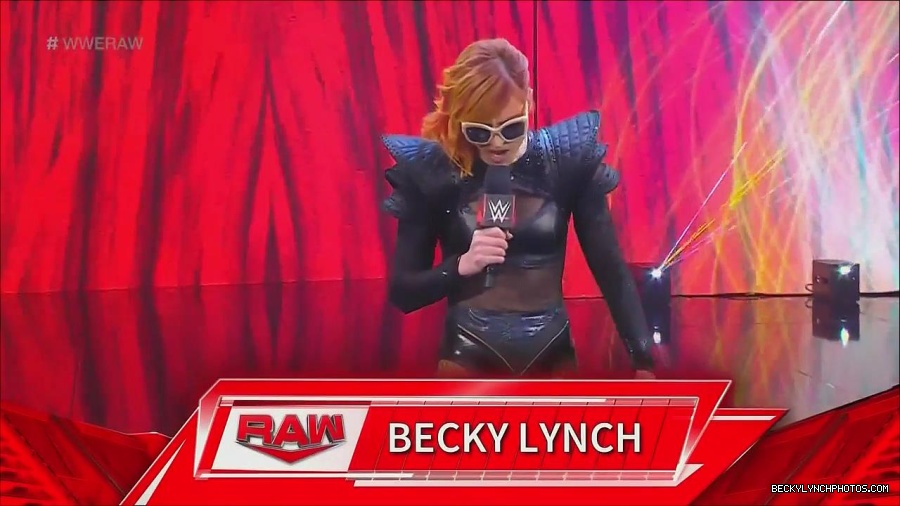 WWE_Monday_Night_Raw_2022_06_20_720p_HDTV_x264-NWCHD_mp4_000324324.jpg