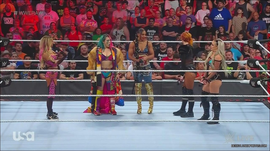 WWE_Monday_Night_Raw_2022_06_20_720p_HDTV_x264-NWCHD_mp4_000572805.jpg