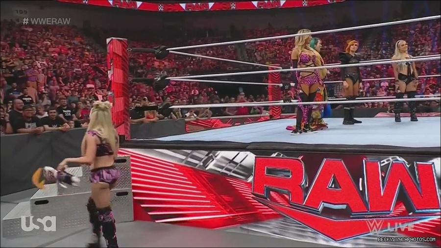 WWE_Monday_Night_Raw_2022_06_20_720p_HDTV_x264-NWCHD_mp4_000618451.jpg