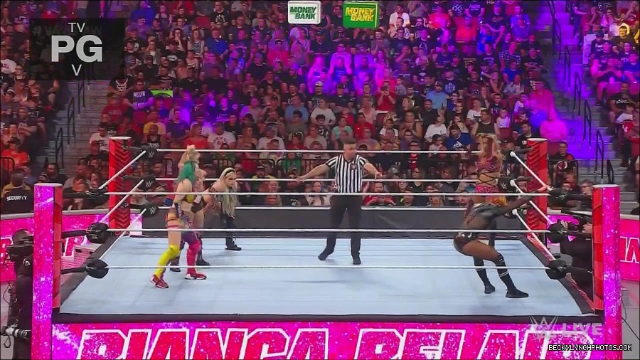 WWE_Monday_Night_Raw_2022_06_20_720p_HDTV_x264-NWCHD_mp4_000681113.jpg