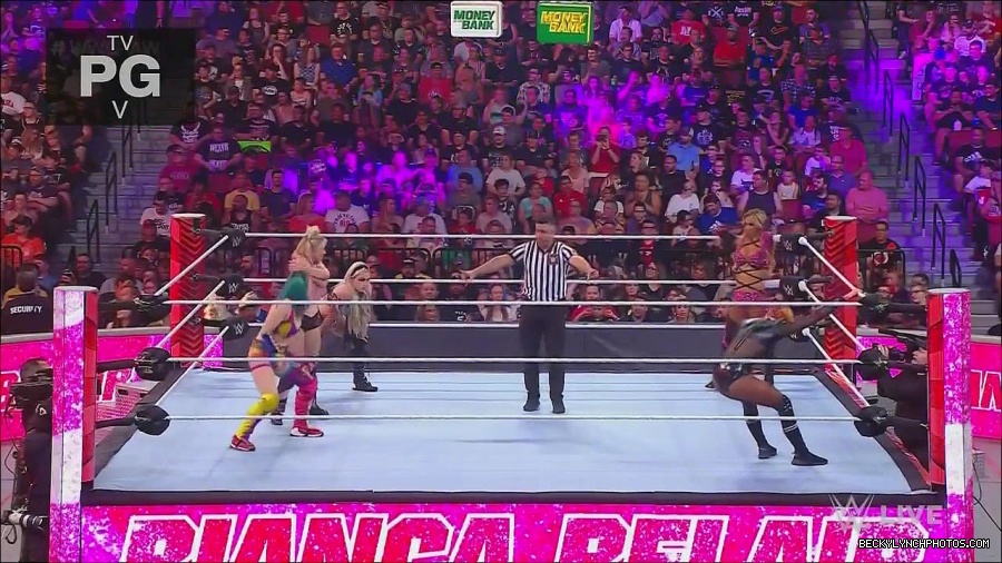 WWE_Monday_Night_Raw_2022_06_20_720p_HDTV_x264-NWCHD_mp4_000681514.jpg